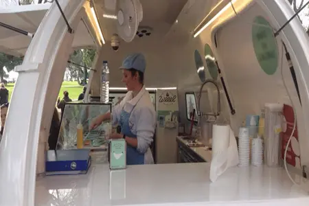 Interior de motocarro food truck