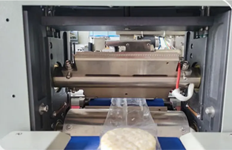End-sealing device of  noodle flow wrap machine