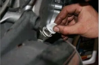 medir el aceite de motor de motocarga