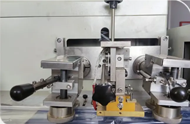Middle sealing device of  high speed flow wrap machine