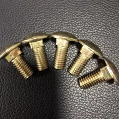 perno cabeza de coche puesto en madera perno cabeza de coche puesto en madera