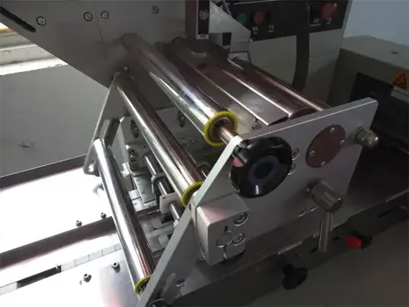 The horizontal sealing hot roller of flow wrap machine for biscuits 